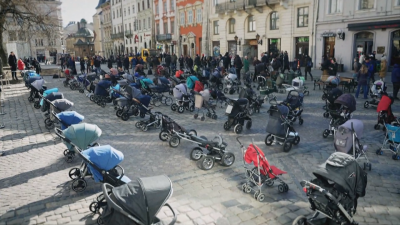 Празни бебешки колички бяха наредени в центъра на Лвов Всяка