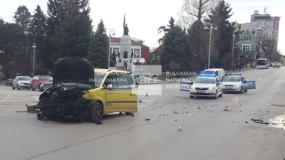 Кола излетя от пътя и спря на тротоар в центъра на Велико Търново
