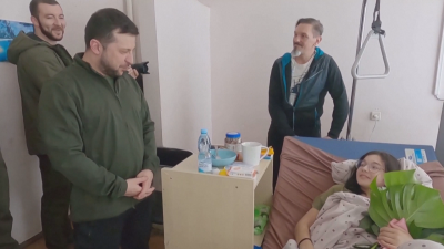 Президентът Зеленски посети болница в Киев където са настанени цивилни