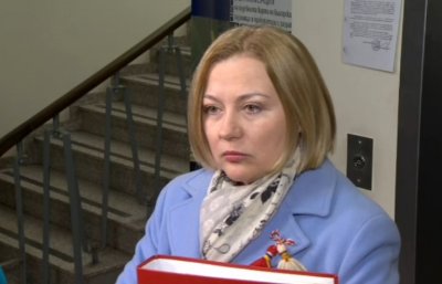 Министърът на правосъдието Надежда Йорданова говори пред журналисти преди заседанието