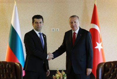 Премиерът Кирил Петков се срещна с турския президент Реджеп Ердоган (Видео)