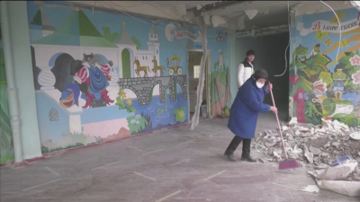 Лицето на войната: Жители на Харков разчистват ударено при руските атаки училище