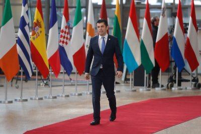 Премиерите на Румъния Република Северна Македония и Черна гора пристигат