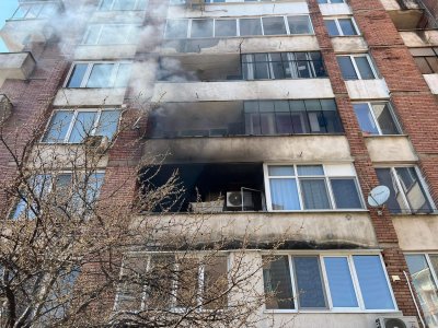 Пожарникари спасиха две жени от горящия им апартамент във Велико Търново (СНИМКИ)