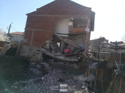 Багер събори стена на къща в Хасково, сградата е пред рухване