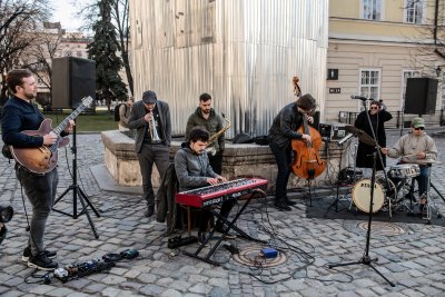 Група джаз музиканти изнасят уличен концерт за украински войници в