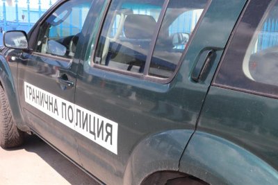 Гранични полицаи задържаха шофьори превозвали 11 нелегални чужденци съобщава МВР На