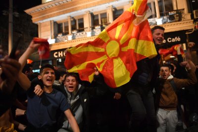 Хиляди излязоха по улиците в Скопие, за да празнуват победата над Италия (СНИМКИ)