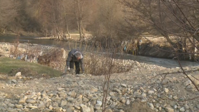 Доброволци чистят коритото на река Места край Белица Акцията се