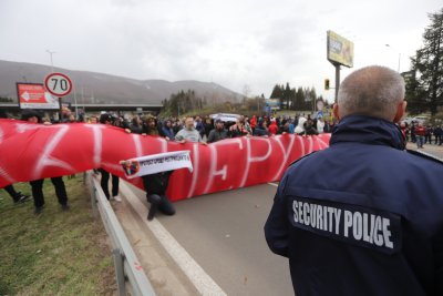 Протестиращи срещу БФС замериха сградата на централта в Бояна и затвориха възлови пътища в София (Снимки)