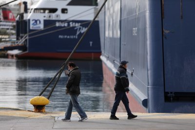 Стачка спира фериботи и влакове в Гърция