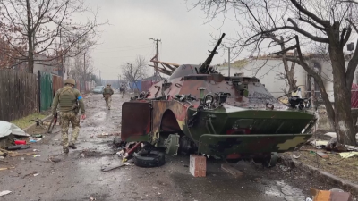 Разпространиха кадри, показващи тормоз на руски военнопленници в Украйна