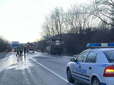 Автобус изгоря напълно на Подбалканския път край Клисура