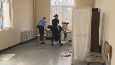 Жени бежанци от Украйна и доброволци разчистват стара болница в