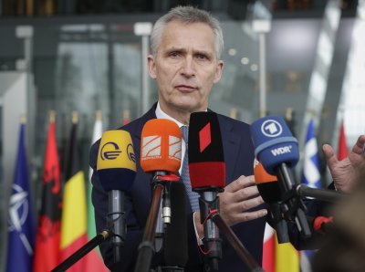 Външните министри от НАТО обсъждат в Брюксел още военна помощ да Украйна