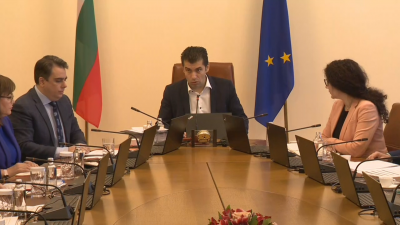 Българското правителство и службите работят ежечасно и подават информация какво