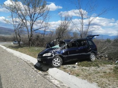 Лек автомобил самокатастрофира на пътя между Петрич и село Беласица