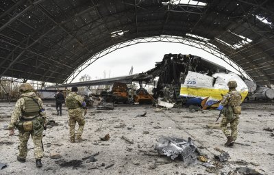 Военнослужещи обикалят хангар на летище Хостомел близо до Киев в