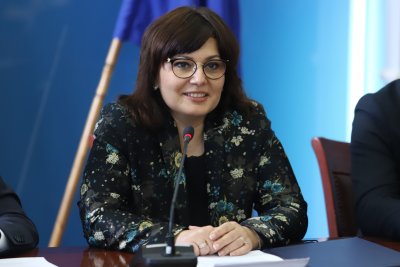 Министър Сербезова: Посрещаме 7 април с надеждата, че най-трудните моменти са останали зад гърба ни