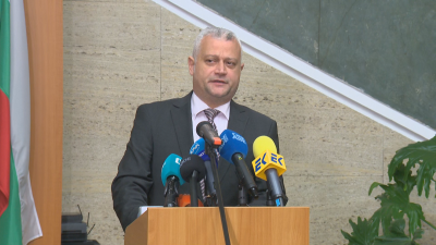 Зам министърът на правосъдието Емил Дечев дава изявление по повод