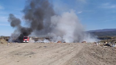 Ограничен е пожарът на сметището за строителни отпадъци в село