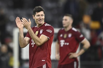 Трудна победа за Байерн Мюнхен над Аугсбург с гол на Левандовски от дузпа