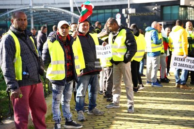 Пътни строители от цялата страна на национален протест заради спрени ремонти