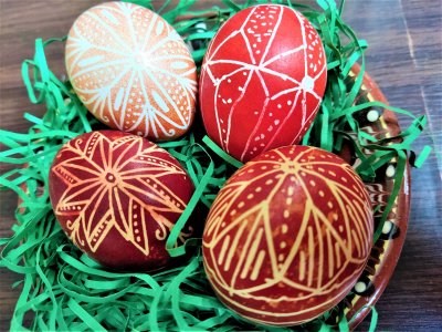 Вековната традиция за изписване на великденски яйца оживява в празник в с. Костенец