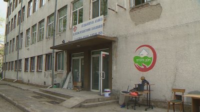 Благодарение на доброволци: Бившата Белодробна болница в Пловдив ще може да приюти около 300 бежанци