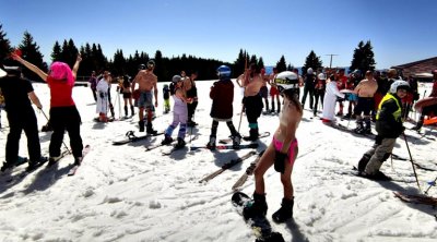 Атрактивно по бански костюми група ентусиасти закриха зимния сезон в