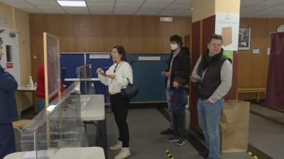 Французите гласуват на първи тур на президентските избори днес 12