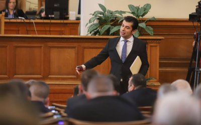 Премиерът Кирил Петков е в парламента на блицконтрол където отговаря