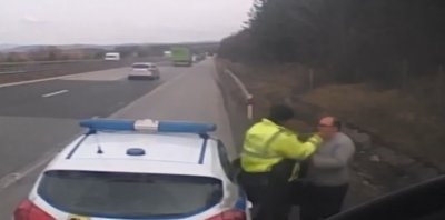 Турски шофьор засне как полицай от Пътна полиция му удря