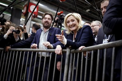 Във Франция се затяга интригата преди президентските избори в неделя