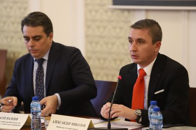 Вицепремиерът Асен Василев и министърът на енергетика Александър Николов се