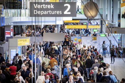 Десетки отменени и забавени полети в Амстердам заради стачка