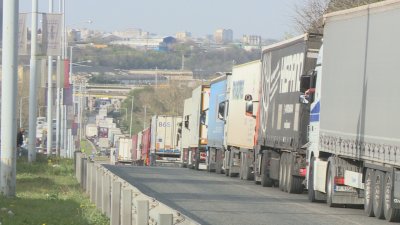 Превозвачите протестират: Камиони и автобуси на шествие до центъра на София