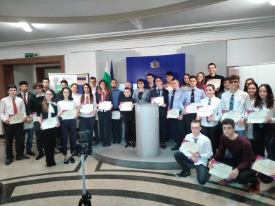 Трима ученици ще представят България в Европейския конкурс за млади учени