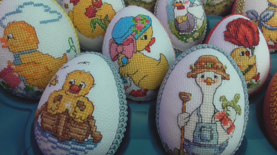 Жена от Видин бродира яйца за Великден