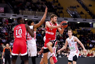 Отборът на българския баскетболист Александър Венеков Олимпиакос е е само