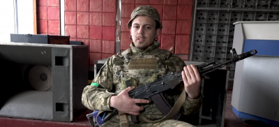 В Украйна: Известен диджей смени пулта с оръжие