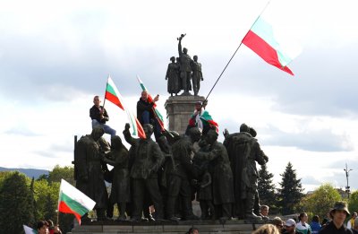 Граждани започнаха да опаковат с български и украински знамена паметника