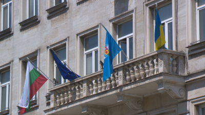 Представители на "Възраждане" свалиха украинското знаме от сградата на Столичната община