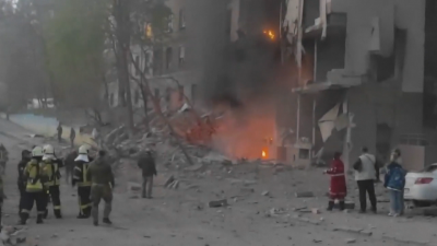 Две руски ракети са поразили район в Киев - частично разрушена е жилищна сграда, има ранени
