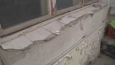 Мухлясали стени, влага и разбита дограма в общинско жилище във Варна (ВИДЕО)