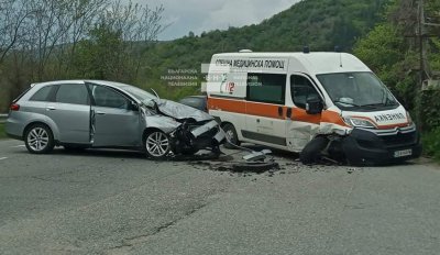 Двама ранени в катастрофа на пътя за Банско, единият е фелдшерът от пристигналата линейка