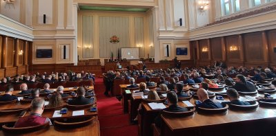 Парламентарен шахмат: Военната помощ за Украйна - 3 предложения, 3 позиции