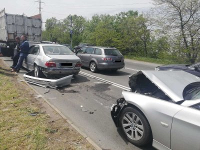 Шофьор във видимо нетрезво състояние предизвика верижна катастрофа на един