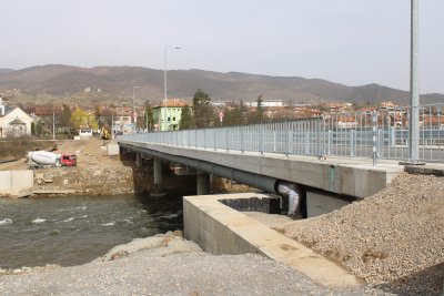 Новият мост край Симитли все още е затворен и не