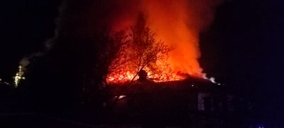 Голям пожар бушува тази нощ в емблематично заведение в Казанлък